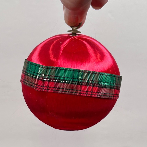 Lot of 12 Vintage Satin Spun Christmas Ornaments Red Balls with Ribbon - Picture 9 of 16